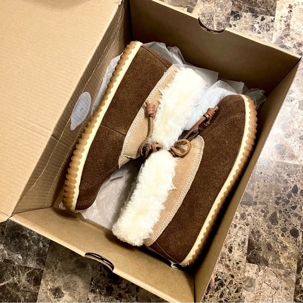 ✧･ﾟNWOT sperry brown fuzzy moccasins